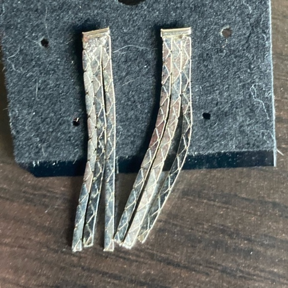 Pretty dangly silver tone earrings